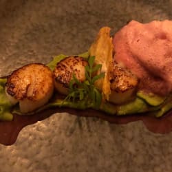 Vieiras com puré de ervilhas