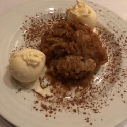 Apple crumble with vanilla ice cream
