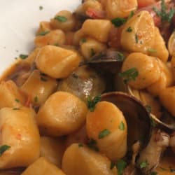 Gnocchetti con crema di gambero rosso e vongole veraci