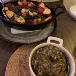 Polvo assado com risotto de cogumelos