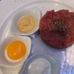 Tartare con senape di dijon, tuorlo e burrata 