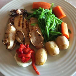 Lulas grelhadas com molho de ervas 