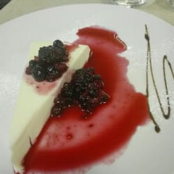 pudim branco com frutos vermelhos