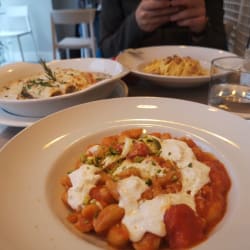 Gnocchis con burrrata y pistachos