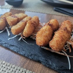 Tempura de salmão, cenoura e maçã