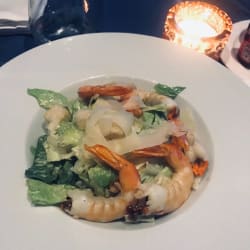 Caesar salad con gamberi