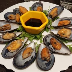 Cozze fritte con panko aromatizzato alle erbe e salsa di soia