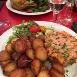 Tartare de saumon pommes grenaille et petite salade
