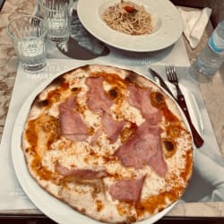 Pizza jamón y queso