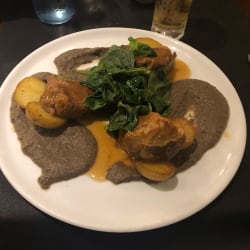 Porco ibérico com puré de cogumelos e batata assada