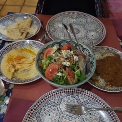 Hummus, ensalada y pisto