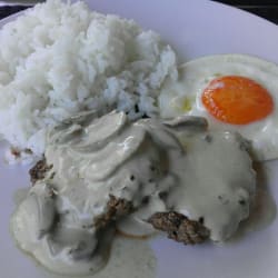 hamburger com molho de cogumelos 