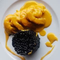 Camarões, molho de manga e risotto nero