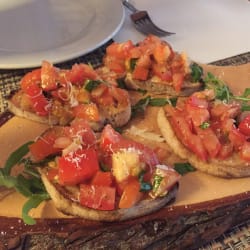 Bruschetta de tomate e manjericão