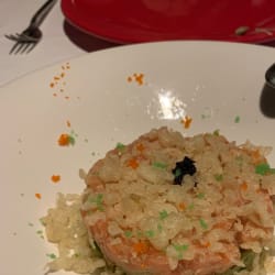 Tartar de salmón y aguacate con tempura