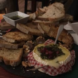 Camembert chaud avec des confitures 
