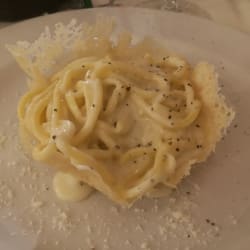 Tonnarelli cacio e pepe in cestino di Parmigiano 
