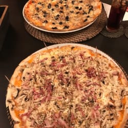 Pizza de atún y la numero 4 pollo bacon champiñón.