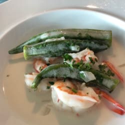 Gambas con okra y leche de coco.