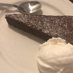 Bolo de chocolate com gelado