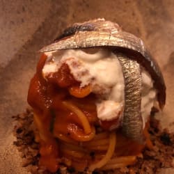 Spaghettini al pomodoro con burrata e alici