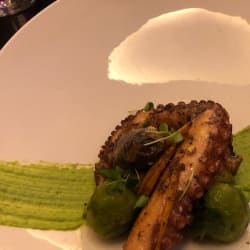 Poulpe purée de petit pois et choux de brussels 