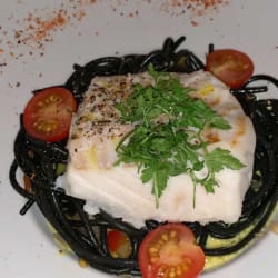 Dos de cabillaud avec spaghettis à l’encre de seiche 