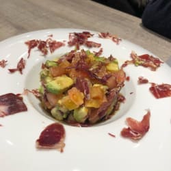 Ensalada ibérica de aguacate y tomate 
