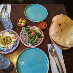 Homus, tabule, bread