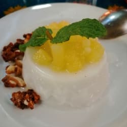Pannacotta de côco com ananás e nozes