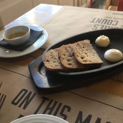 Pão com manteigas e azeite 