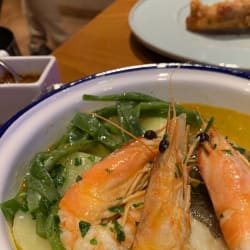 Cazuela de bacalao y gambas al ajo