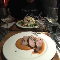 Viande blanche, purée de patate douce, oignons caramélisés, huile de truffe 