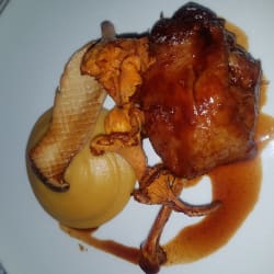 Perna de pato com purê de batata doce