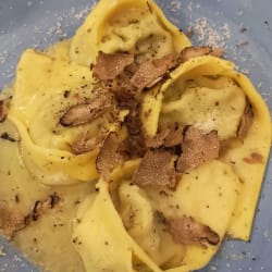 Ravioli ripieni di scarola e scaglie di tartufo