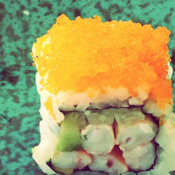 Sushi camarão e abacate