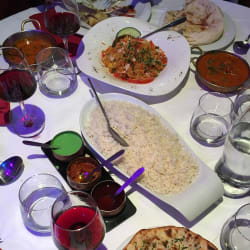 Riz nature, naan à la viande....