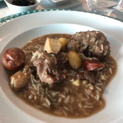 Arroz con cabrito y castañas.