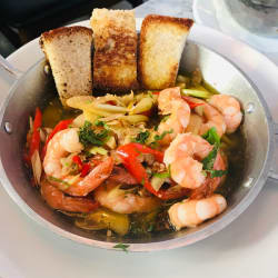 Crevettes sautées avec citronnelle, gingembre et piment 