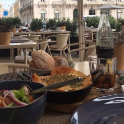 Salade de tomates + Patty in the frying pan