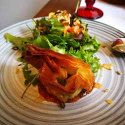 Entrada de Folhado de queijo de cabra com presto e compota de tomate 