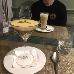 Mousse di cioccolato bianco e al latte con interno croccante e ‘caffè macchiato’