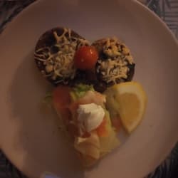 Cogumelos e salada de salmão
