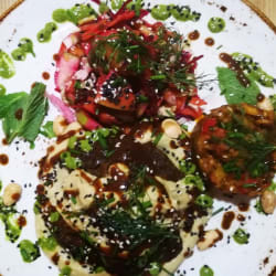 kofta de forno, babaganoush, pure de raiz de aipo e couve flor 