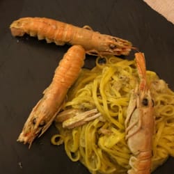Tagliolini con sugo di scampi e pistacchi 