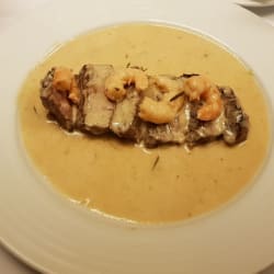 Bife com camarão e alecrim