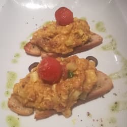 Ovos mexidos com alheira de caça 