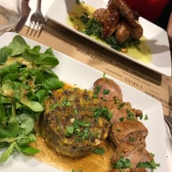Poule  farcie et rôti de porc au boudin noir