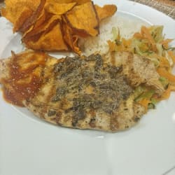 Bife de perú com batata doce, arroz de jasmim e legumes salteados