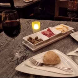 Aperitivos y copa de vino